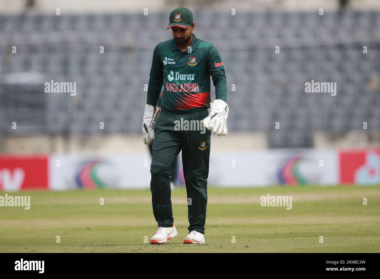 Bangladeshi battet Liton Das durante il secondo ODI match di tre serie di match in Bangladesh e nuova Zelanda allo Sher-e-Bangla National Cricket Stadium in M. Foto Stock