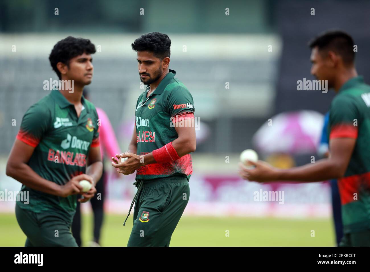 Hasan Mahmud (L) e Syed Khaled Ahmed durante il secondo incontro ODI di Bangladesh e nuova Zelanda di tre match a Sher-e-Ba Foto Stock