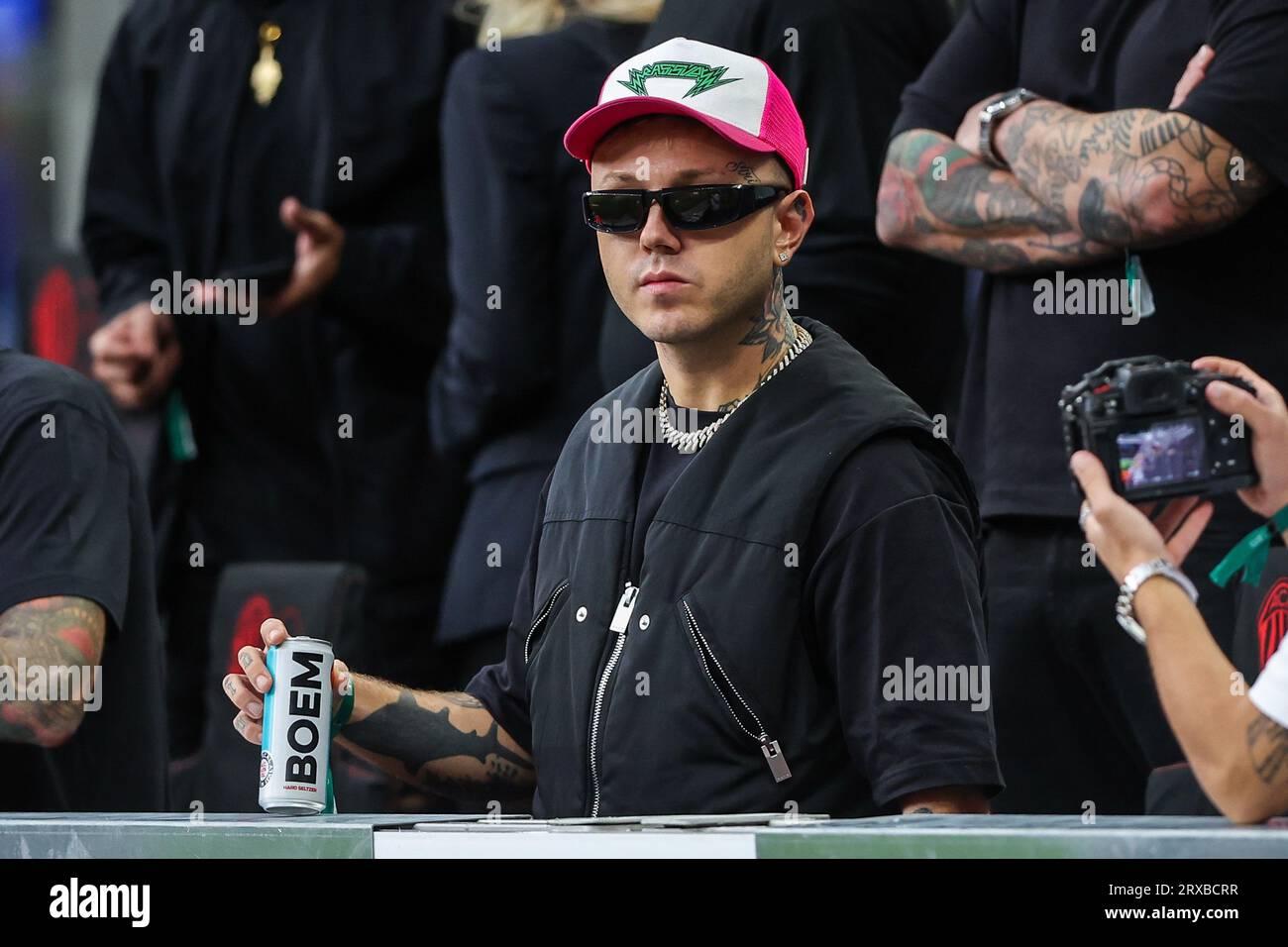 Milano, Italia. 23 settembre 2023. Jacopo Lazzarini, noto come Lazza, rapper italiano e produttore discografico, guarda durante la partita di serie A 2023/24 tra AC Milan e Hellas Verona FC allo Stadio San Siro, Milano, Italia il 23 settembre 2023 Credit: Independent Photo Agency/Alamy Live News Foto Stock