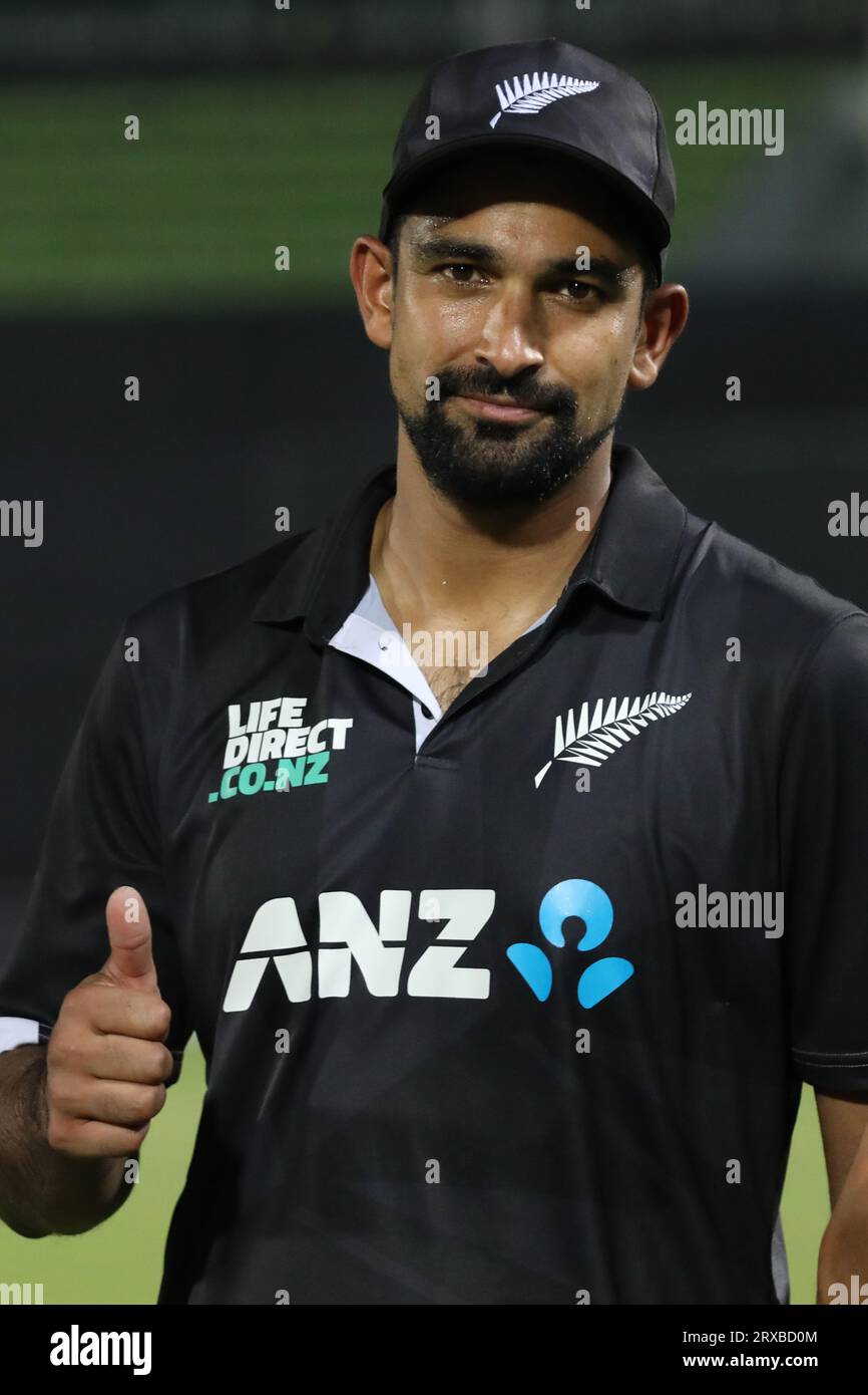 Ish Sodhi, cecettista neozelandese di tutto il mondo, diventa l'uomo del match con sei wicket durante il secondo incontro ODI del Bangladesh e della nuova Zelanda di tre Foto Stock