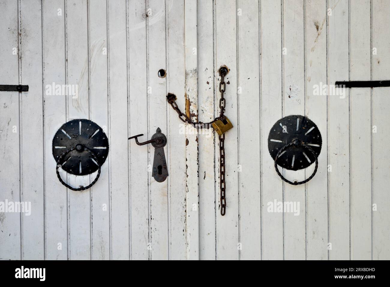 Dettaglio vecchia porta in legno dipinta di bianco nel centro storico di Trebinje, Bosnia ed Erzegovina Foto Stock
