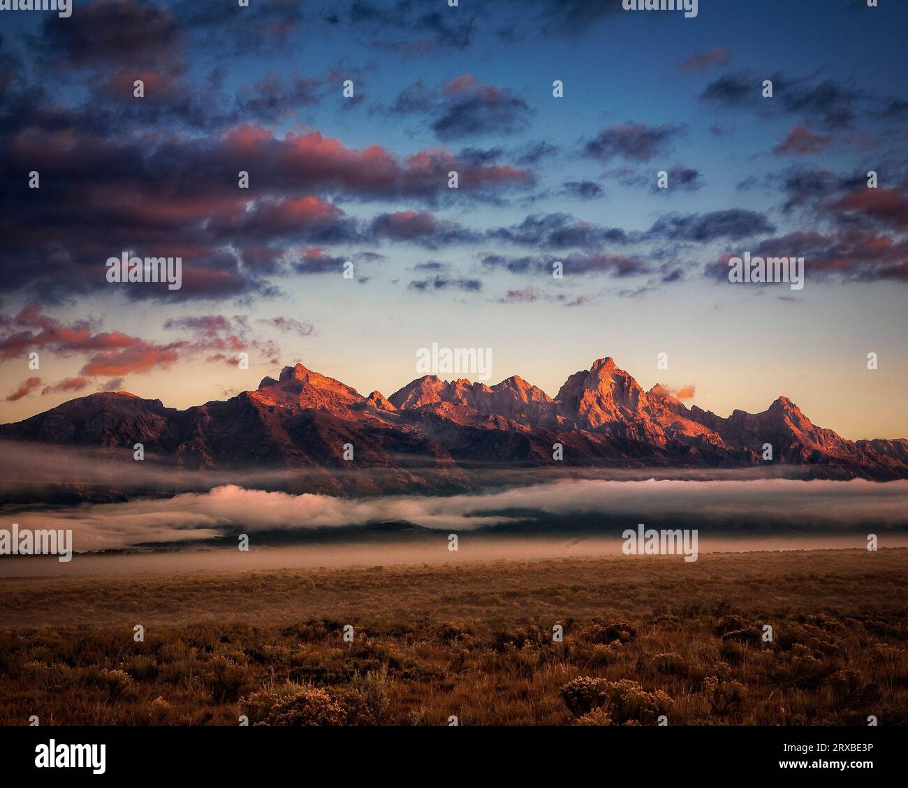 La catena montuosa di Teton, nel Wyoming, si illumina all'alba. Foto Stock