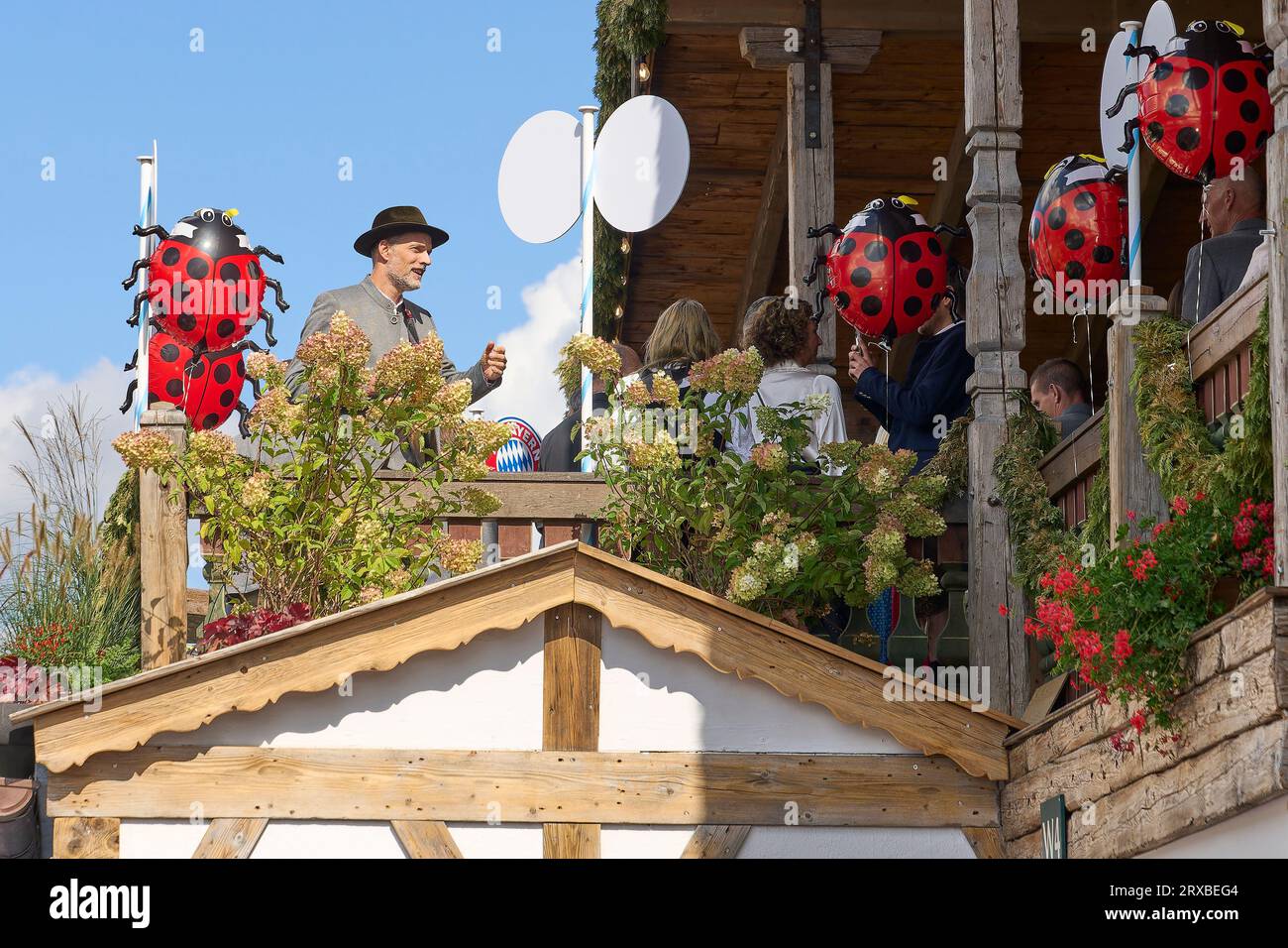 Monaco, Germania. 24 settembre 2023. Allenatore Thomas Tuchel (FCB), team manager, capo-allenatore, allenatore a Käfer Zelt alla visita del festival della birra Oktoberfest, Wiesn della squadra di calcio FC BAYERN MUENCHEN il 24 settembre 2023 a Monaco di Baviera, Germania. Stagione 2023/2024, 1.Bundesliga, FCB, München, © Peter Schatz / Alamy Live News Credit: Peter Schatz/Alamy Live News Foto Stock