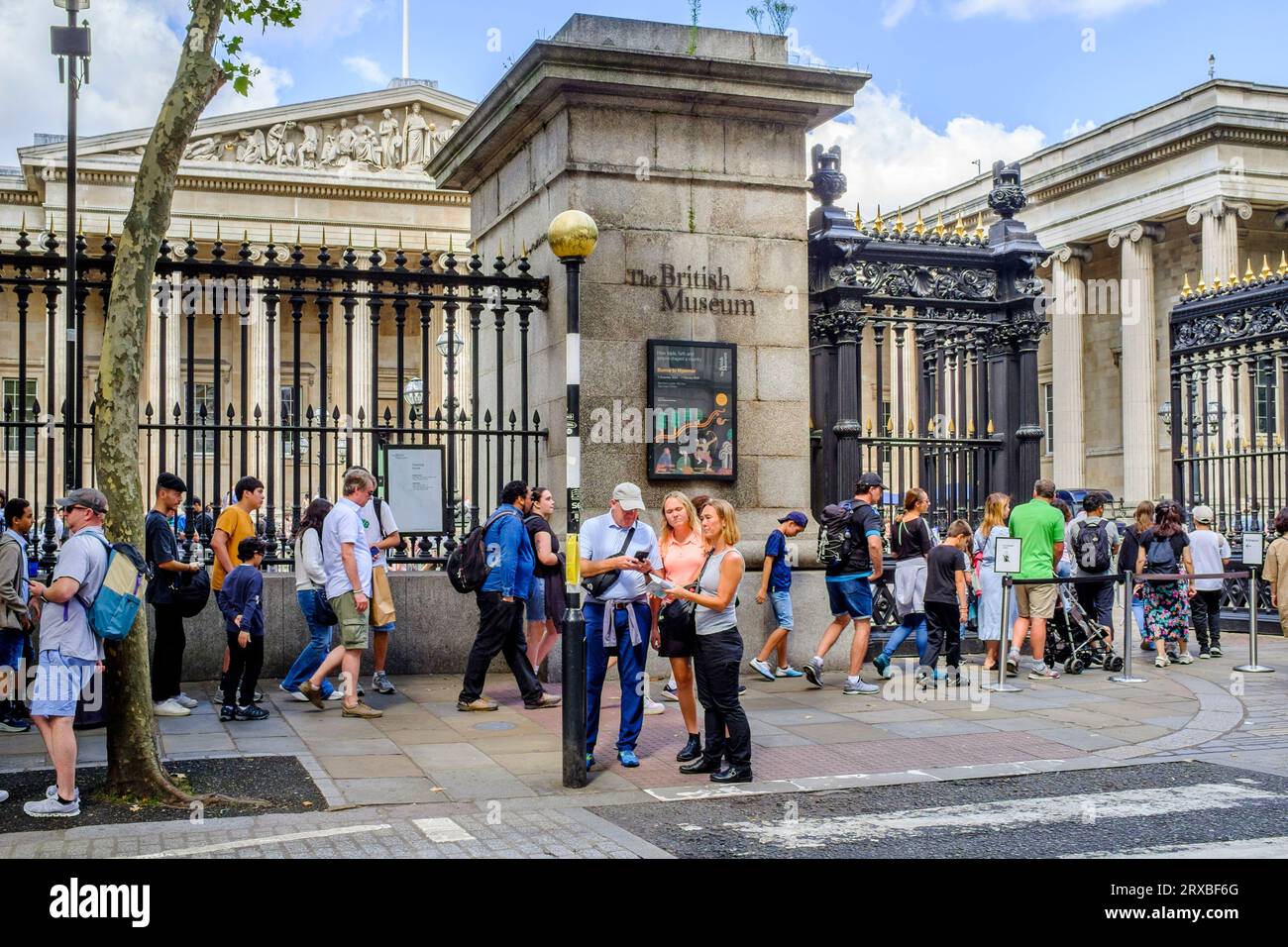 I visitatori del British Museum fanno la coda all'esterno per entrare al museo, Londra, Regno Unito. Foto Stock