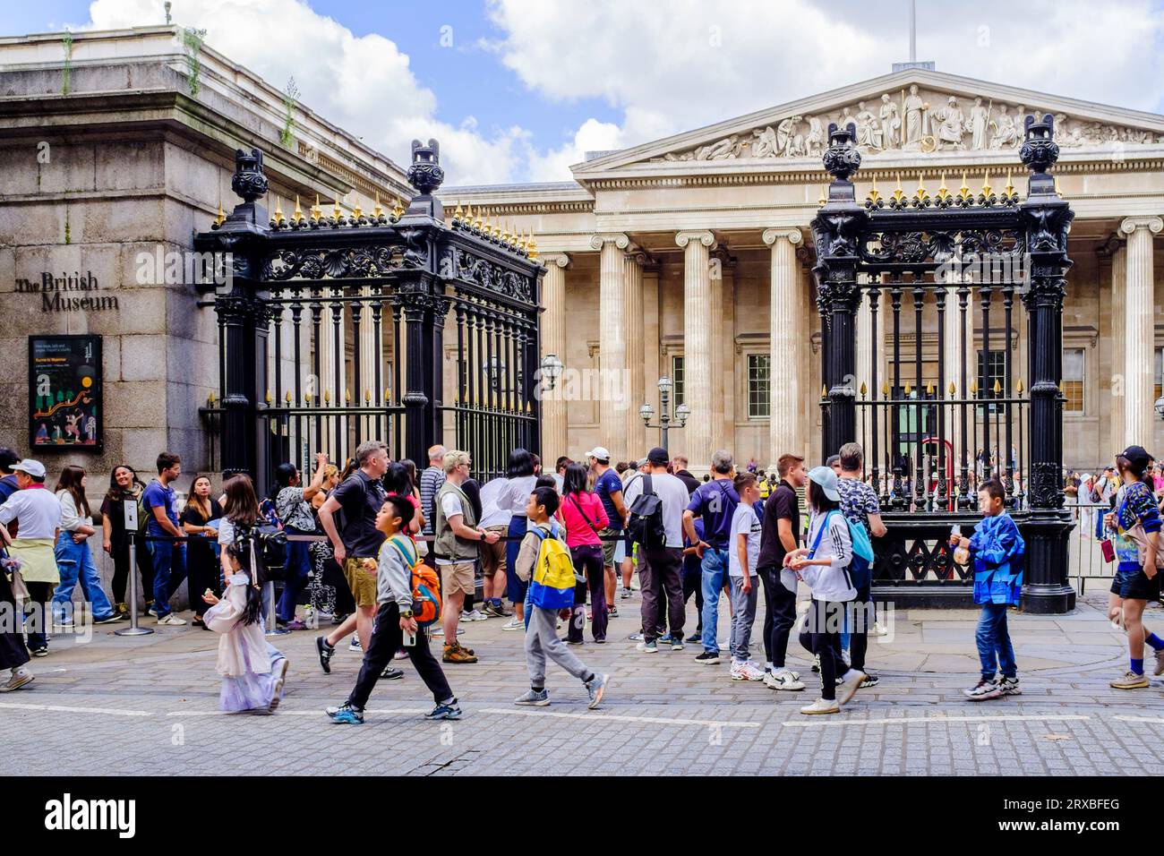 I visitatori del British Museum fanno la coda all'esterno per entrare al museo, Londra, Regno Unito. Foto Stock