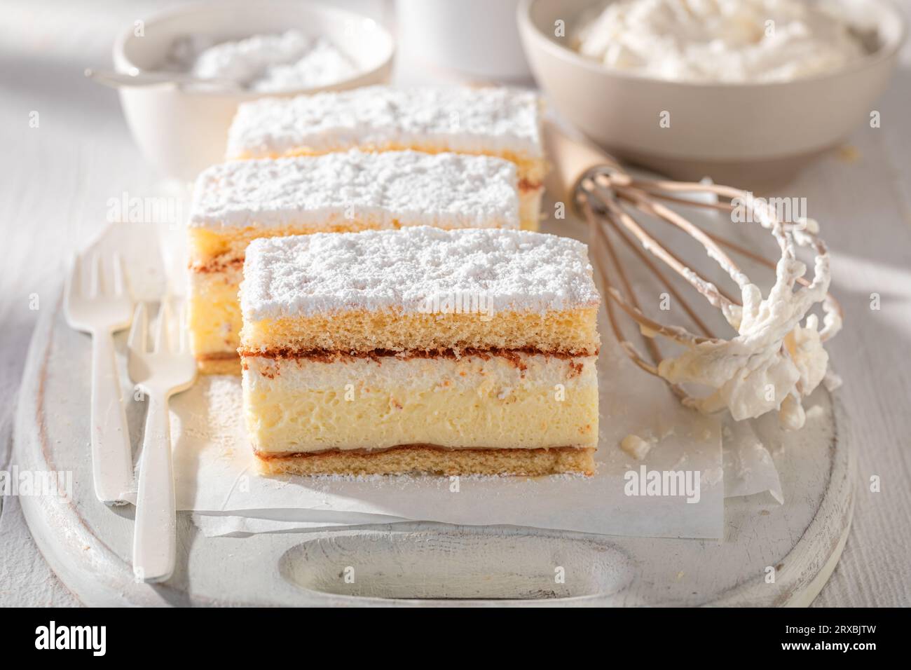 Dolce napoleone a strati con crema pasticcera. Torta Kremowka con crema pasticcera. Foto Stock