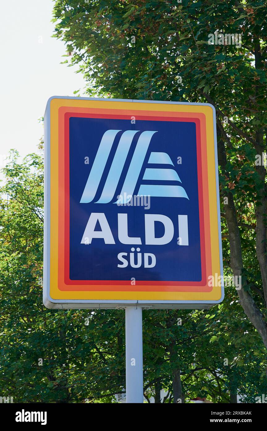 Cartello per il supermercato di Aldi. Aldi è una catena di supermercati a prezzi scontati con sede in Germania. Foto Stock