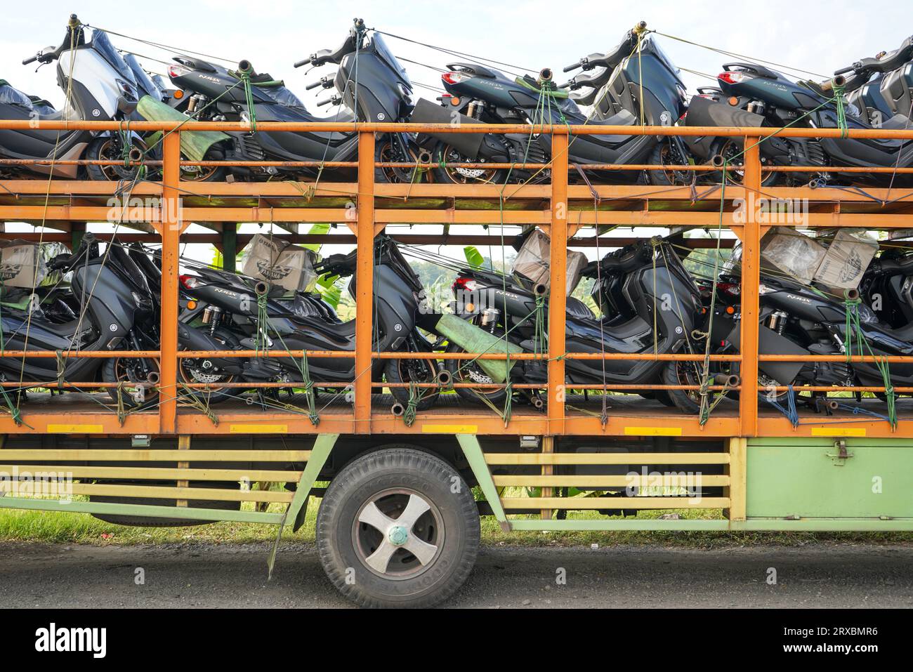 Autocarro per il trasporto automatico di motociclette con diversi piani in grado di ospitare grandi quantità da inviare allo showroom. Foto Stock