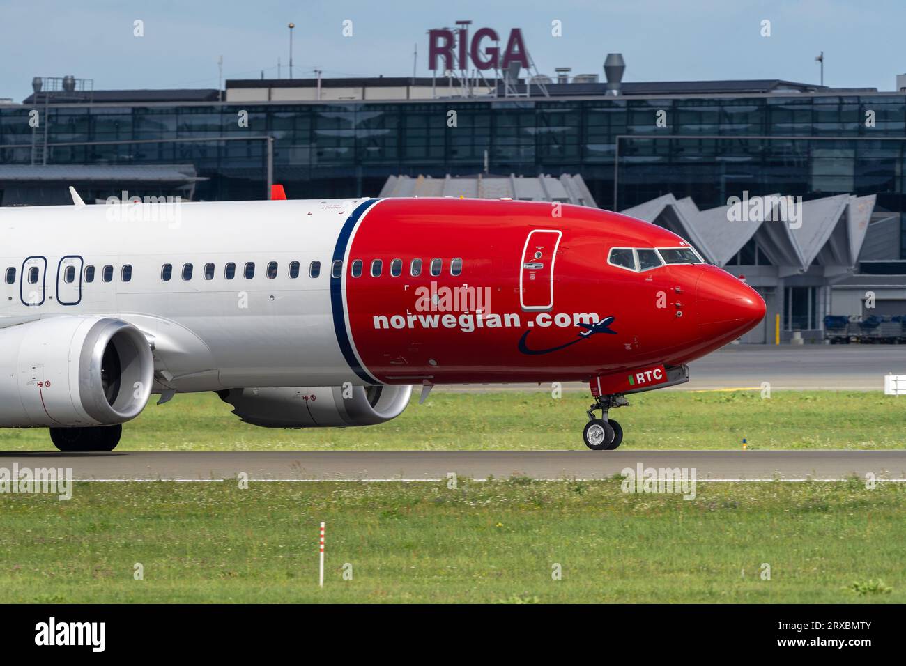 Marupe, Lettonia - 4 agosto 2023 - terminal dell'aeroporto di riga e aerei norvegesi in primo piano Foto Stock