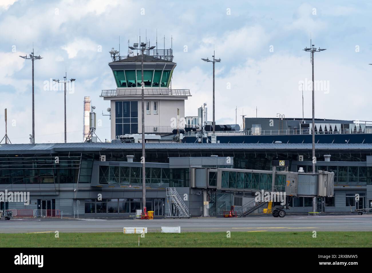 Marupe, Lettonia - 4 agosto 2023 - edificio del terminal dell'aeroporto RIX o dell'aeroporto di riga Foto Stock