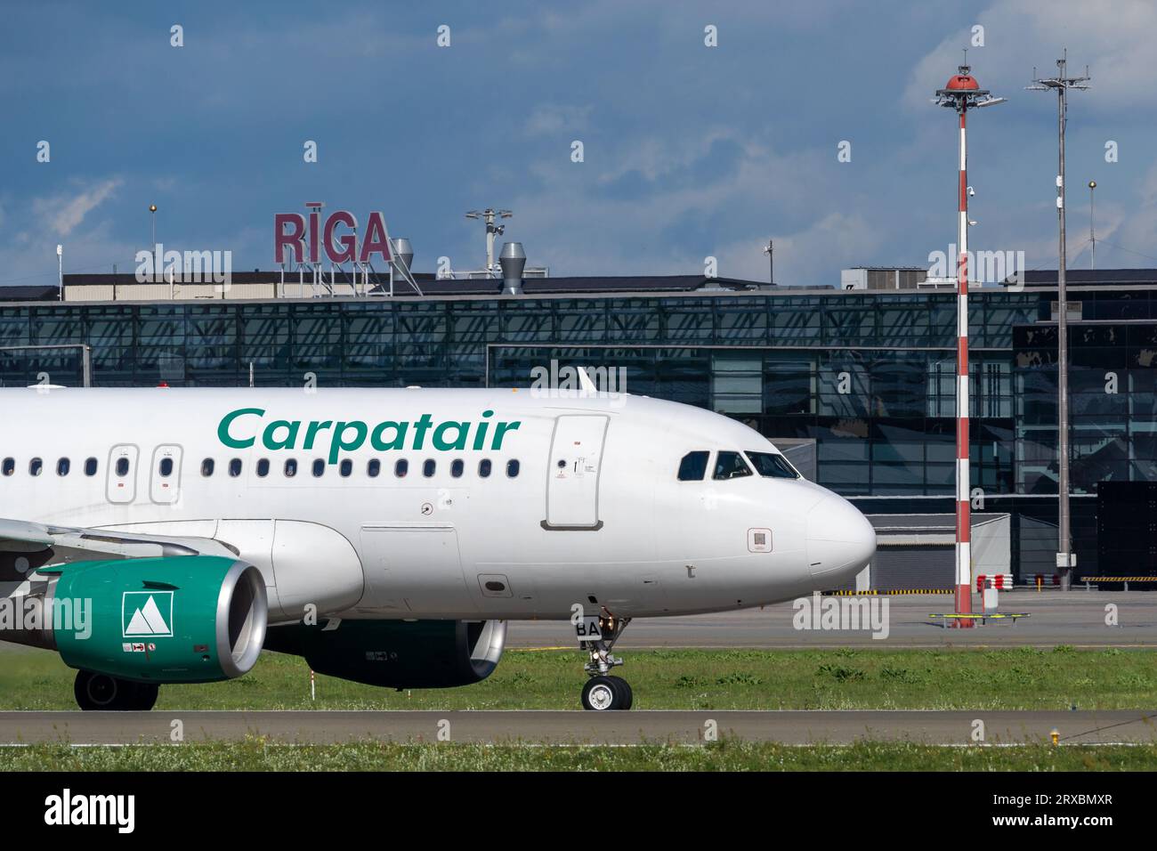 Marupe, Lettonia - 4 agosto 2023 - terminal dell'aeroporto di riga e aerei Carpatair in primo piano Foto Stock