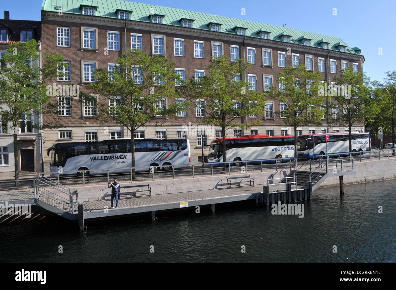 Copenaghen/Danimarca/24 settembre 2023/. La gente ama la giornata estiva navigando in barca nel canale di Copenaghen, nella capitale danese. (Foto: Francis Joseph Dean/Dean Pictures) Foto Stock