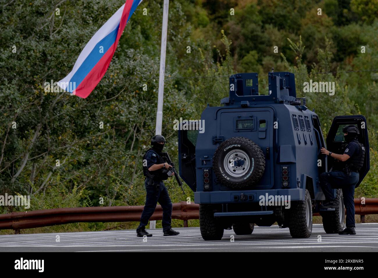 Mitrovica, Kosovo. 24 settembre 2023. Le unità di polizia di reazione rapida kosovare conducono pattuglie lungo la principale via di accesso al villaggio di Banja nel nord del Kosovo. In un recente incidente di domenica 24 settembre 2023, un gruppo di individui armati militarizzati, che si ritiene siano sostenuti da Belgrado, si è impegnato in uno scontro armato con le forze di polizia del Kosovo, con la conseguente tragica perdita della vita di un ufficiale di polizia kosovaro e lesioni ad altri due. Credito: VX Pictures/Alamy Live News Foto Stock
