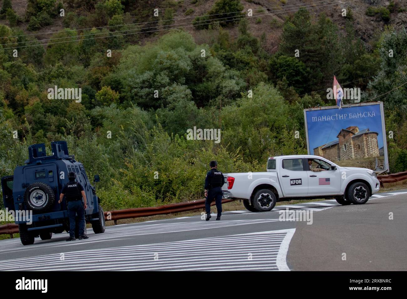 Mitrovica, Kosovo. 24 settembre 2023. Le unità di polizia di reazione rapida kosovare conducono pattuglie lungo la principale via di accesso al villaggio di Banja nel nord del Kosovo. In un recente incidente di domenica 24 settembre 2023, un gruppo di individui armati militarizzati, che si ritiene siano sostenuti da Belgrado, si è impegnato in uno scontro armato con le forze di polizia del Kosovo, con la conseguente tragica perdita della vita di un ufficiale di polizia kosovaro e lesioni ad altri due. Credito: VX Pictures/Alamy Live News Foto Stock