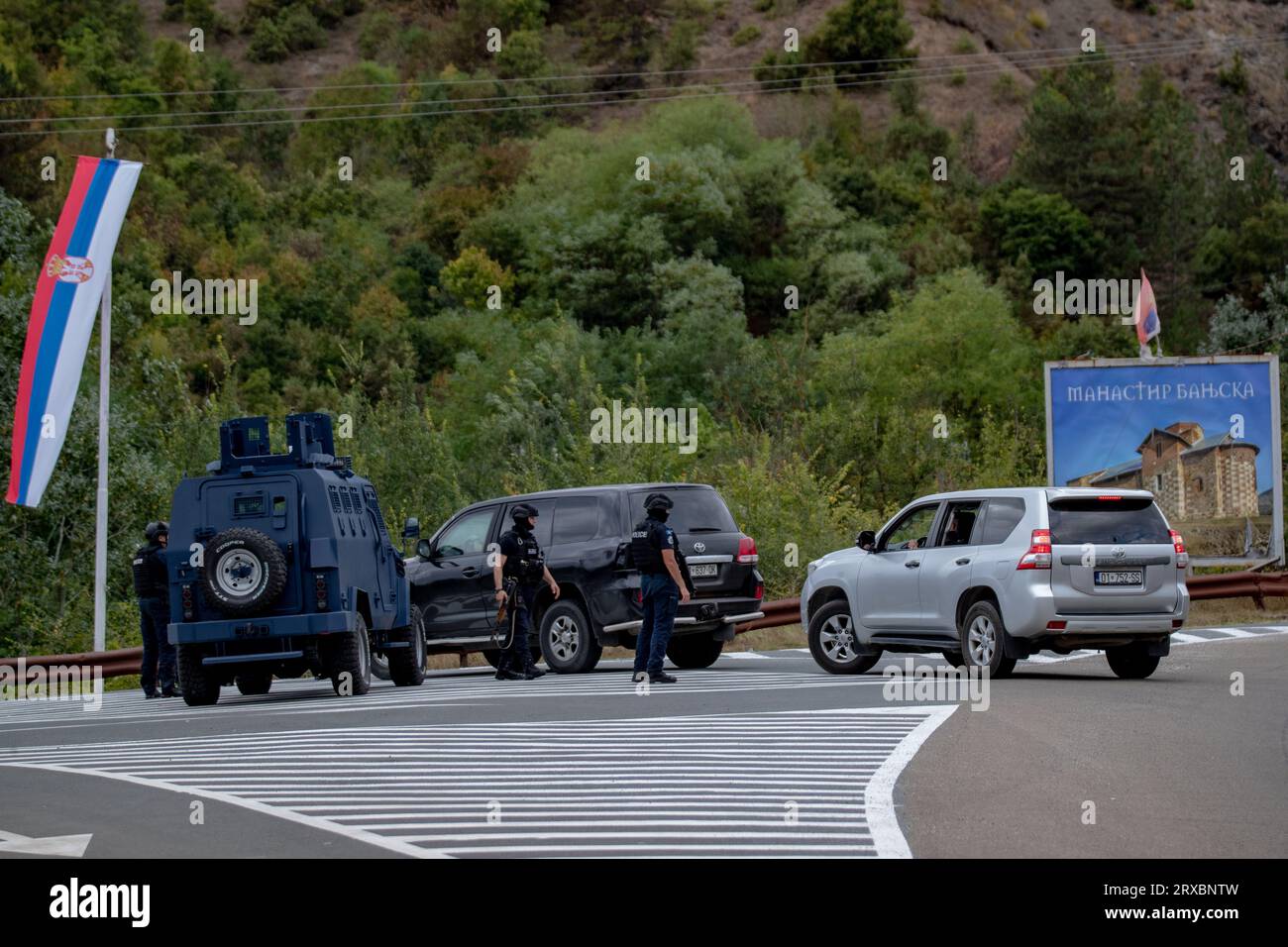 Mitrovica, Kosovo. 24 settembre 2023. Le unità di polizia di reazione rapida kosovare conducono pattuglie lungo la principale via di accesso al villaggio di Banja nel nord del Kosovo. In un recente incidente di domenica 24 settembre 2023, un gruppo di individui armati militarizzati, che si ritiene siano sostenuti da Belgrado, si è impegnato in uno scontro armato con le forze di polizia del Kosovo, con la conseguente tragica perdita della vita di un ufficiale di polizia kosovaro e lesioni ad altri due. Credito: VX Pictures/Alamy Live News Foto Stock