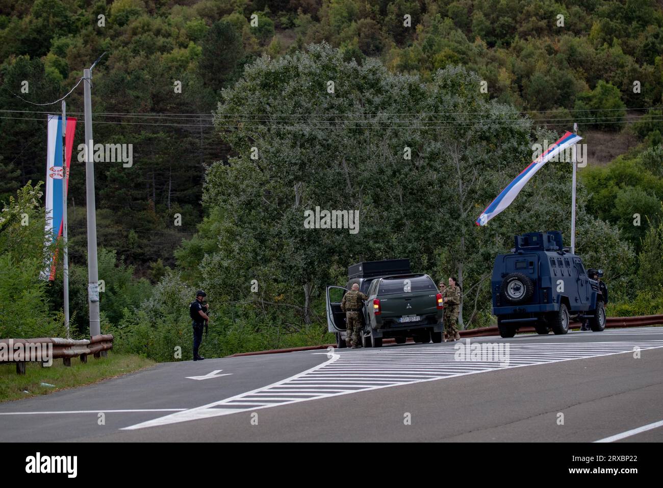Mitrovica, Kosovo. 24 settembre 2023. Le unità di polizia di reazione rapida kosovare conducono pattuglie lungo la principale via di accesso al villaggio di Banja nel nord del Kosovo. In un recente incidente di domenica 24 settembre 2023, un gruppo di individui armati militarizzati, che si ritiene siano sostenuti da Belgrado, si è impegnato in uno scontro armato con le forze di polizia del Kosovo, con la conseguente tragica perdita della vita di un ufficiale di polizia kosovaro e lesioni ad altri due. Credito: VX Pictures/Alamy Live News Foto Stock
