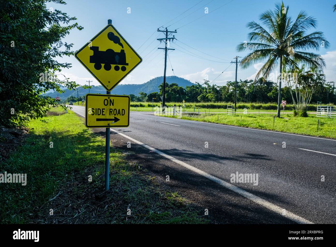 Segnale di avvertimento dei treni della canna da zucchero, vicino a El Arish, Queensland, Australia Foto Stock