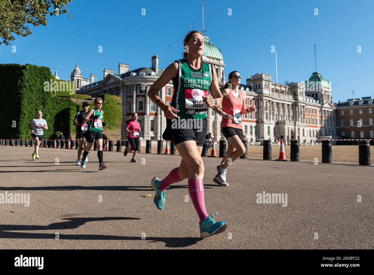 Vitality Westminster Mile Runners Passing Horse Guards Parade, Westminster, Londra, Regno Unito. Runner femminile Foto Stock