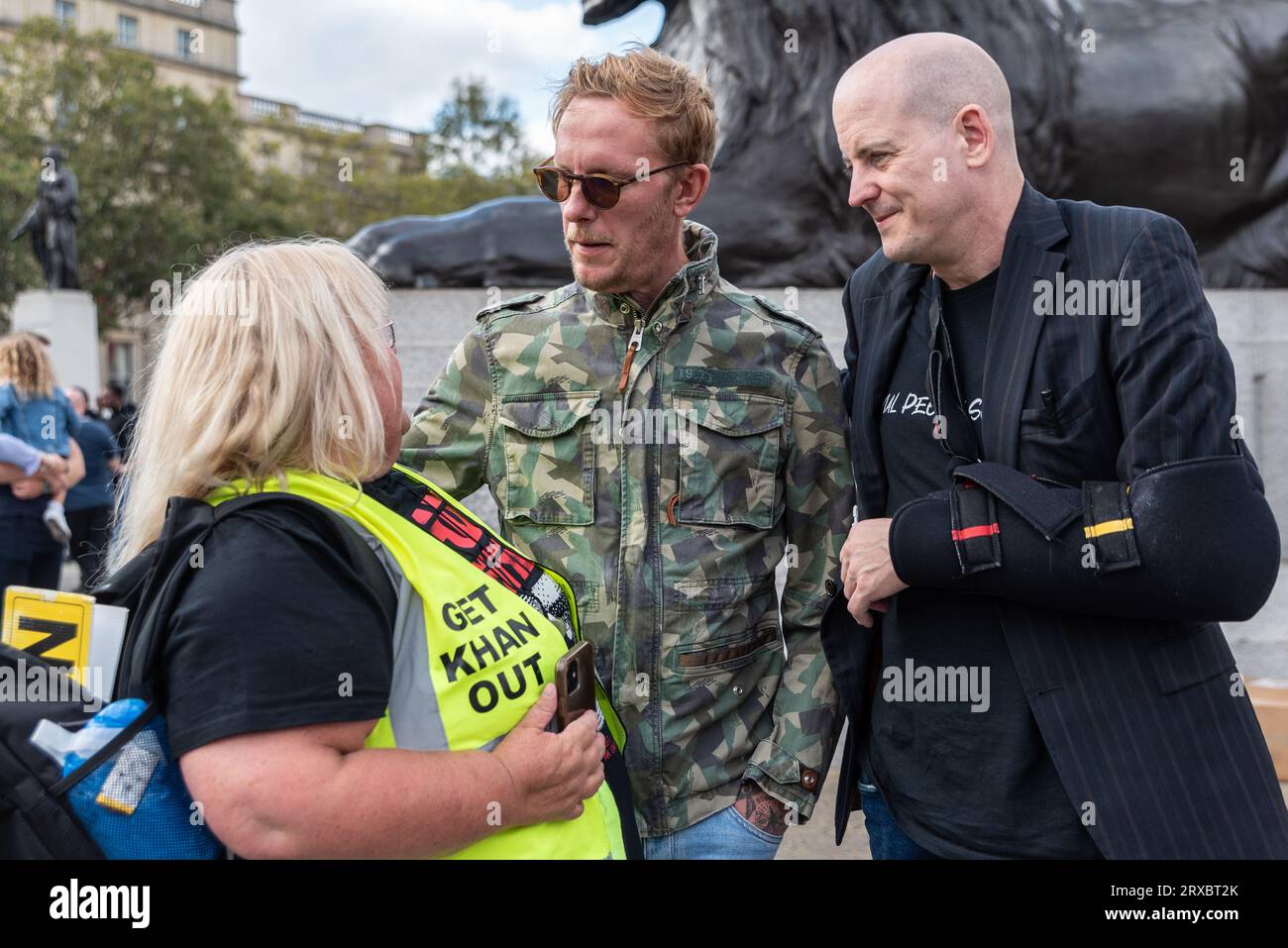 Laurence Fox in una protesta contro il piano ambientale Ultra Low Emission zone a Londra, Regno Unito. Manifestante con un messaggio per Sadiq Khan Foto Stock