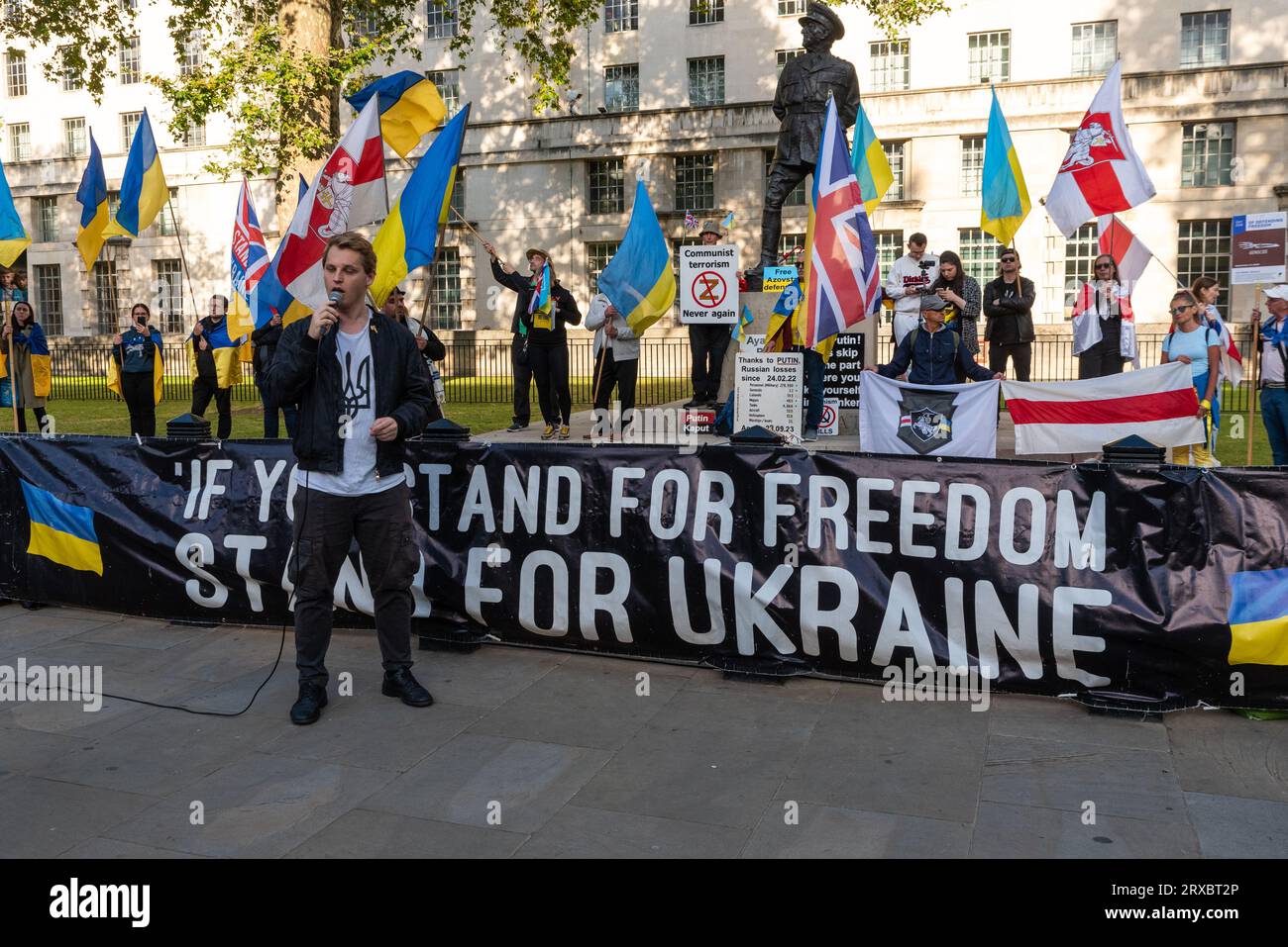 Protesta in corso a Whitehall di fronte a Downing Street contro le azioni della Russia in Ucraina. Se siete in piedi per la libertà, Stand for Ukraine banner Foto Stock