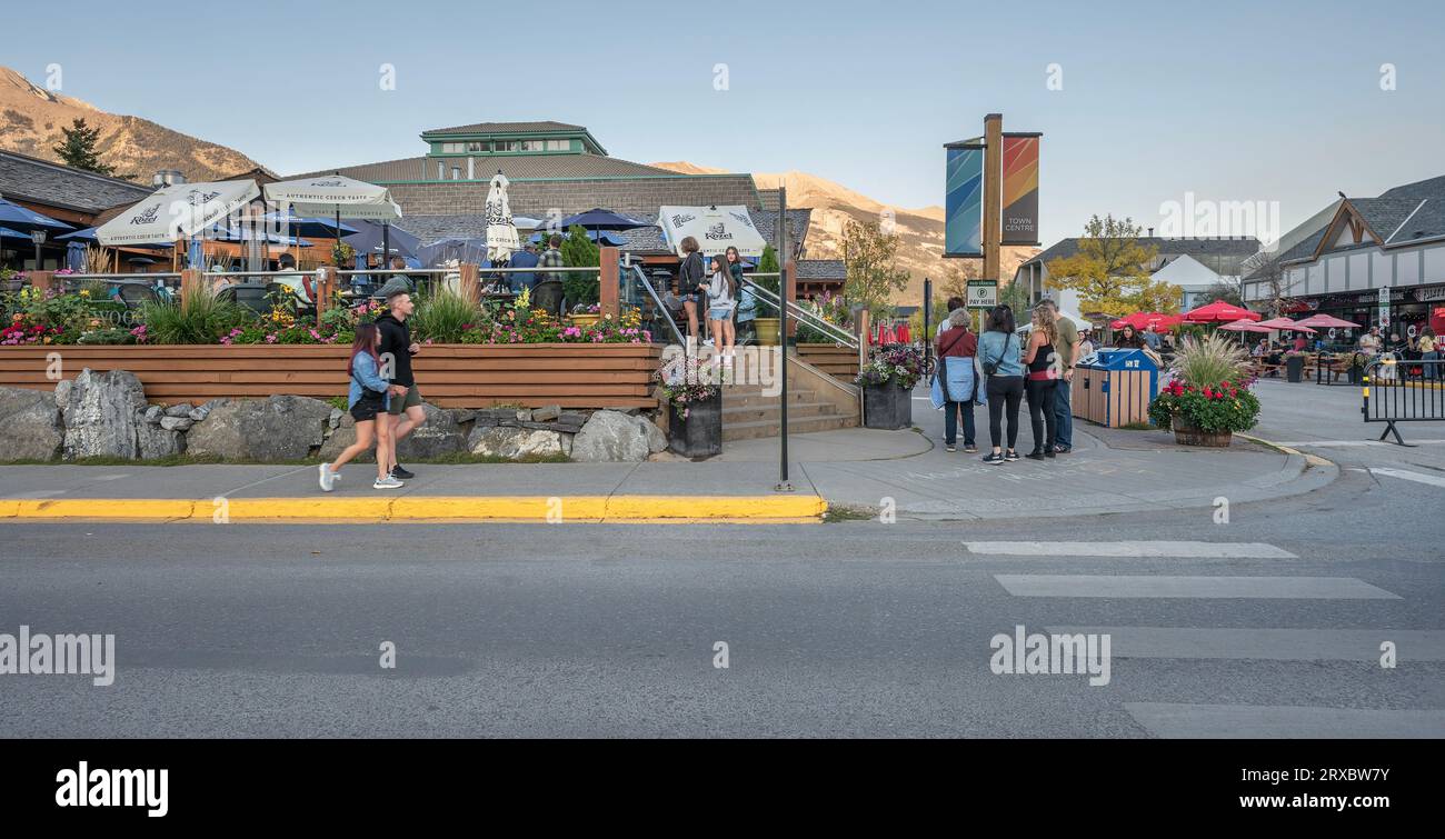 Canmore, Alberta, Canada – 16 settembre 2023: Le persone si riuniscono all'esterno del ristorante "The Wood" in centro Foto Stock