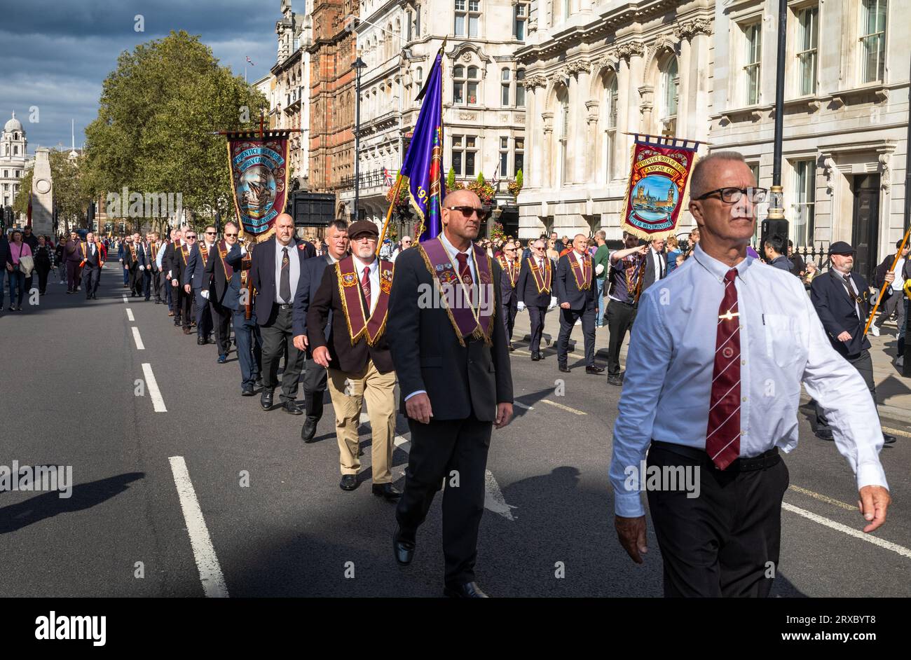 I membri di un gruppo lealista protestante irlandese The Apprentice Boys of Derry, Campsie Club, marciano oltre il memoriale di guerra del Cenotaph a Whitehall, Londra. T Foto Stock