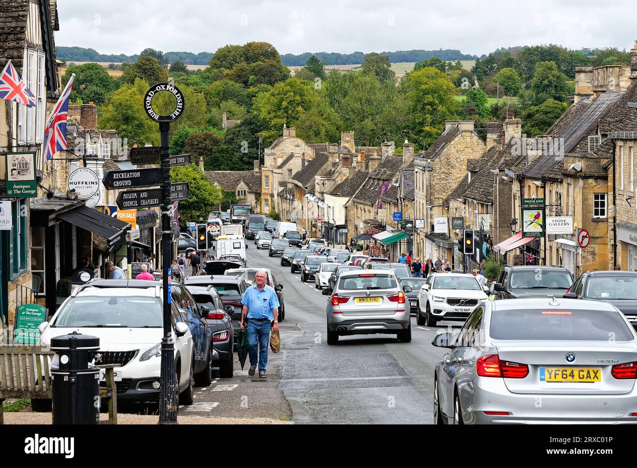 Una trafficata strada di Burford, Oxfordshire, Inghilterra, Regno Unito Foto Stock