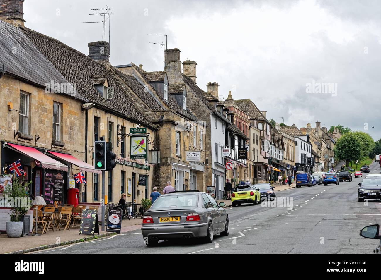 Una trafficata strada di Burford, Oxfordshire, Inghilterra, Regno Unito Foto Stock