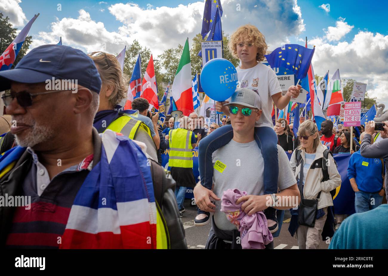 Londra, Regno Unito. 23 settembre 2023: Un padre porta sulle spalle il suo giovane figlio alla marcia di ricongiungimento nazionale dell'UE nel centro di Londra. Migliaia di marchigiane Foto Stock