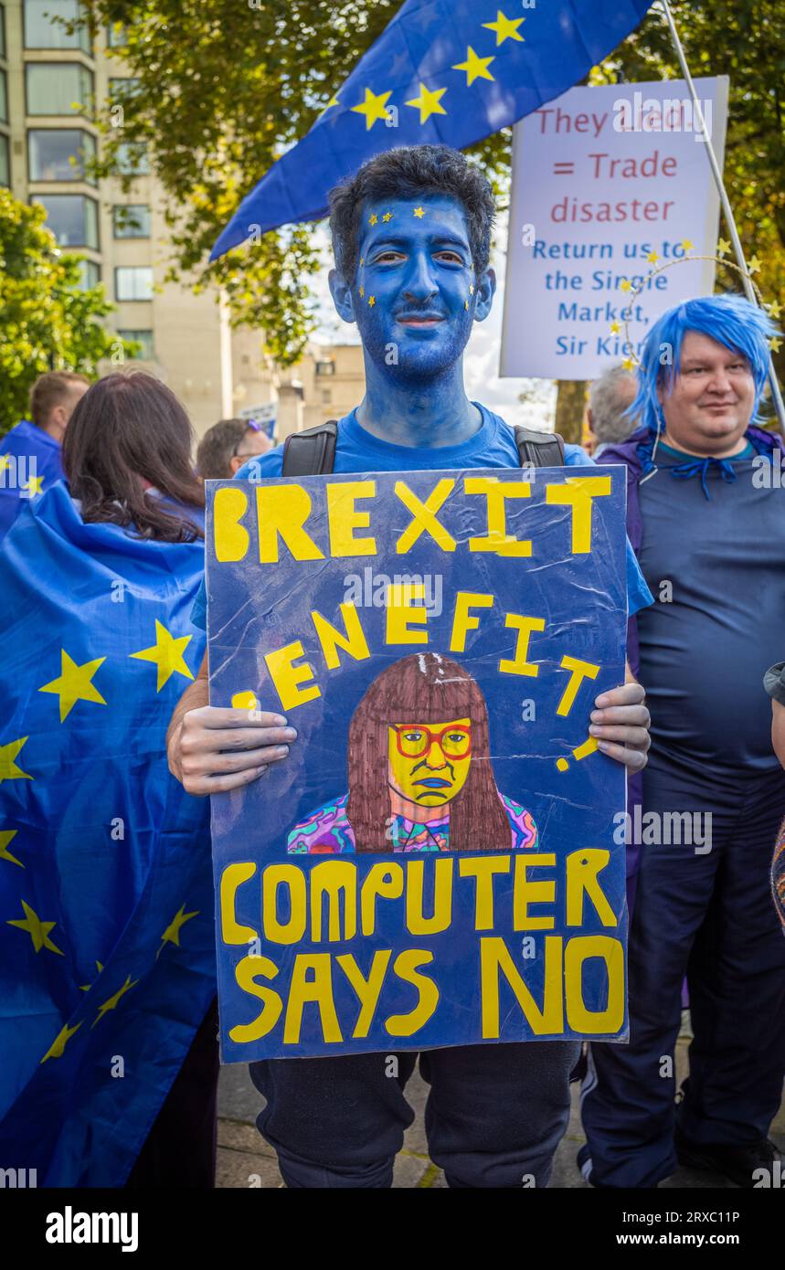 Eric Stoch dal nord di Londra è dipinto in blu e tiene un cartello anti-Brexit alla EU National Rejoin March nel centro di Londra. Migliaia di persone Foto Stock