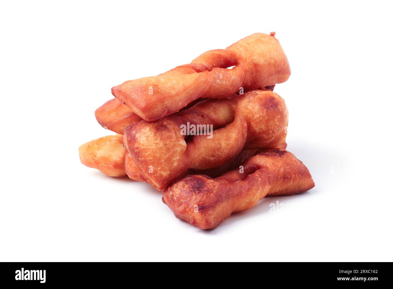 Biscotti al burro fatti in casa in una pila isolata su uno sfondo bianco Foto Stock