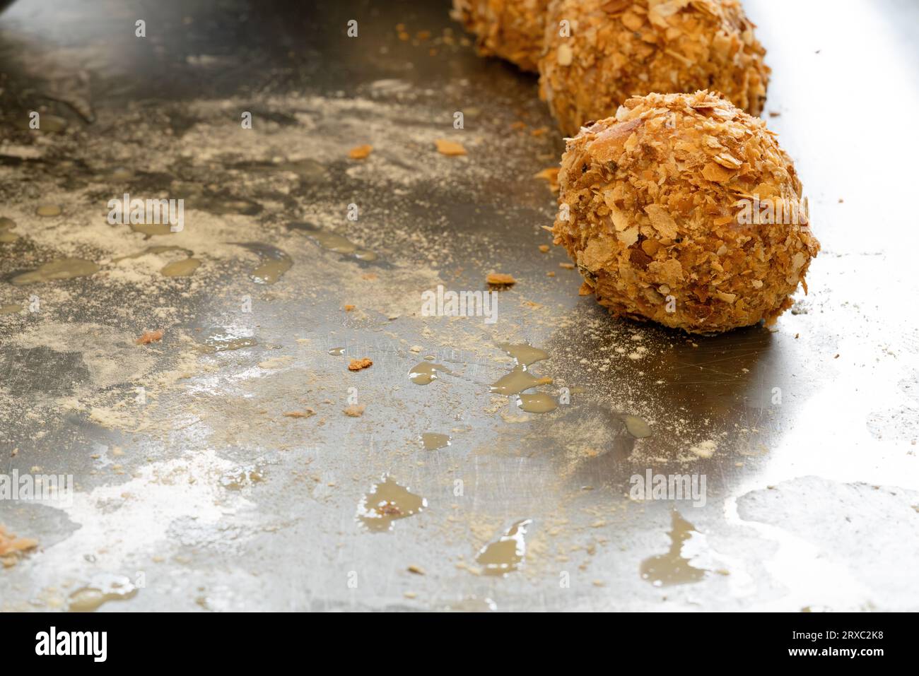 Il processo di creazione delle uova di cotone ha portato a collocare uova di cotone già fabbricate su superfici disordinate. Foto Stock