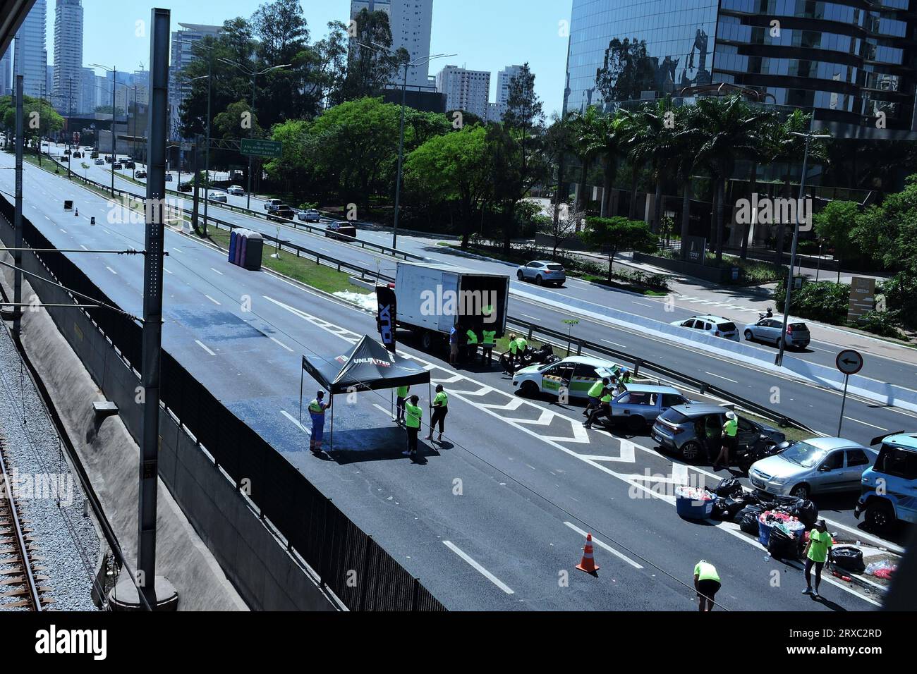 San Paolo, San Paolo, Brasile. 24 settembre 2023. San Paolo, (SP), 09/24/2023 - SAN PAOLO/CLIMA/DOMENICA - movimento sulla pista ciclabile Marginal Pinheiros questa domenica, il giorno in cui la città di San Paolo ha registrato le temperature più alte dell'anno. (Foto: Leandro Chemalle/Thenews2/Zumapress) (Credit Image: © Leandro Chemalle/TheNEWS2 via ZUMA Press Wire) SOLO USO EDITORIALE! Non per USO commerciale! Foto Stock