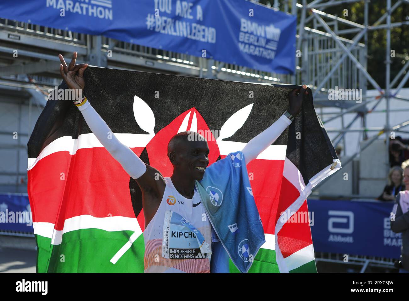 Berlino, Germania. 24/09/2023, Berlino, Germania, Eliud Kipchoge dopo il traguardo. Eliud Kipchoge dal Kenya vince la 49a Maratona di Berlino in 2:02:42 Stunden Hours. Il secondo posto è andato al Vincent Kipkemoi dal Kenya con 2:03:13 ore e il terzo posto è stato vinto dall'Etiopia Tadese Takele con 02:03:24 ore. Sven Sstruck / Alamy Live News Foto Stock