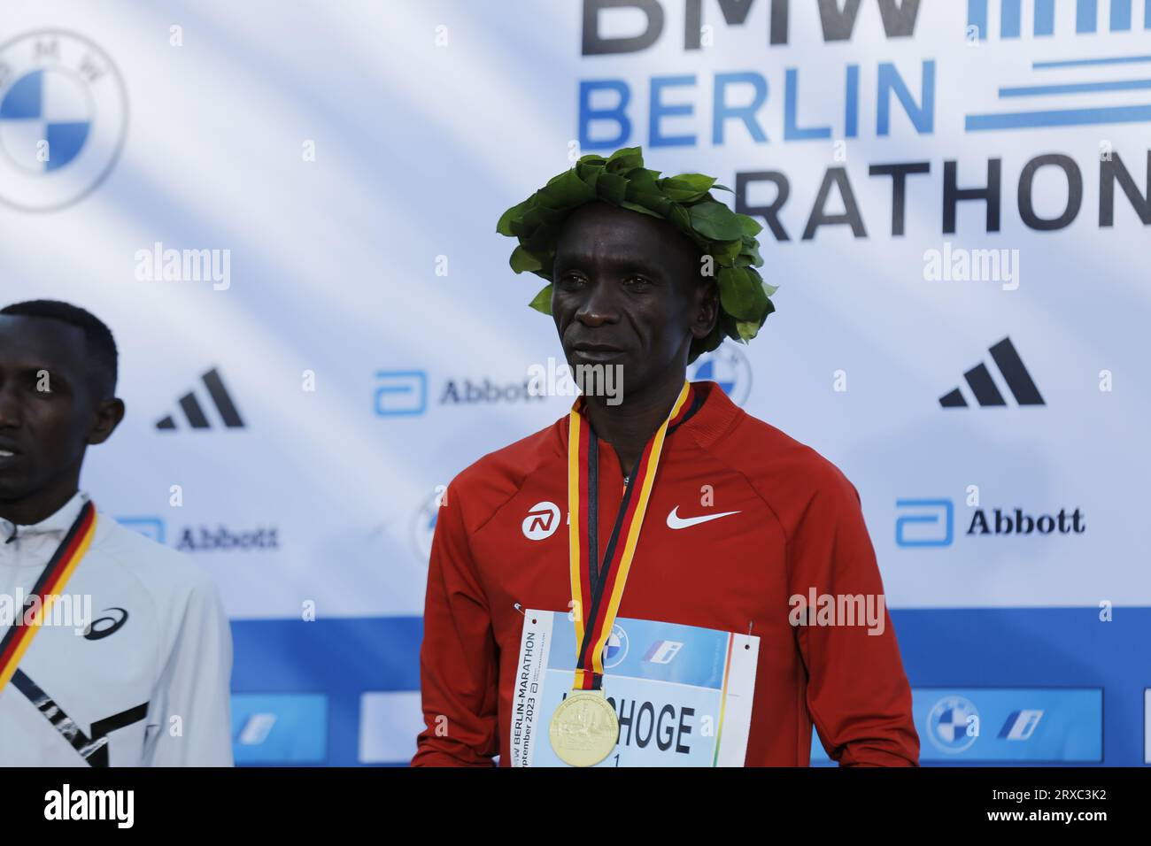Berlino, Germania. 24/09/2023, Berlino, Germania, Eliud Kipchoge alla cerimonia di premiazione. Eliud Kipchoge dal Kenya vince la 49a Maratona di Berlino in 2:02:42 Stunden Hours. Il secondo posto è andato al Vincent Kipkemoi dal Kenya con 2:03:13 ore e il terzo posto è stato vinto dall'Etiopia Tadese Takele con 02:03:24 ore. Sven Sstruck / Alamy Live News Foto Stock