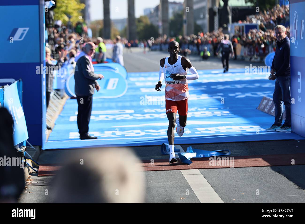 Berlino, Germania. 24/09/2023, Berlino, Germania, Eliud Kipchoge al traguardo. Eliud Kipchoge dal Kenya vince la 49a Maratona di Berlino in 2:02:42 Stunden Hours. Il secondo posto è andato al Vincent Kipkemoi dal Kenya con 2:03:13 ore e il terzo posto è stato vinto dall'Etiopia Tadese Takele con 02:03:24 ore. Sven Sstruck / Alamy Live News Foto Stock
