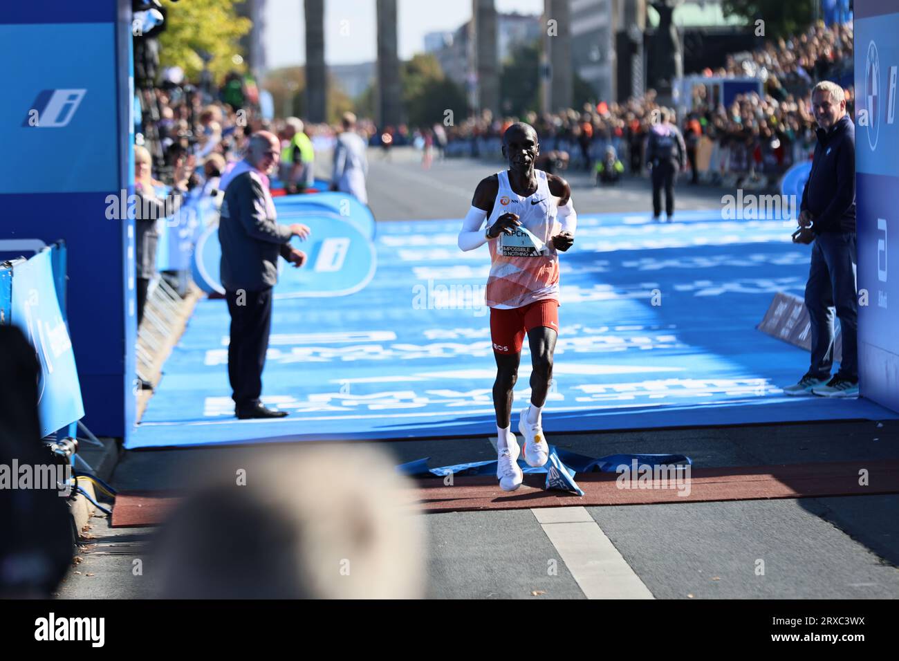 Berlino, Germania. 24/09/2023, Berlino, Germania, Eliud Kipchoge al traguardo. Eliud Kipchoge dal Kenya vince la 49a Maratona di Berlino in 2:02:42 Stunden Hours. Il secondo posto è andato al Vincent Kipkemoi dal Kenya con 2:03:13 ore e il terzo posto è stato vinto dall'Etiopia Tadese Takele con 02:03:24 ore. Sven Sstruck / Alamy Live News Foto Stock