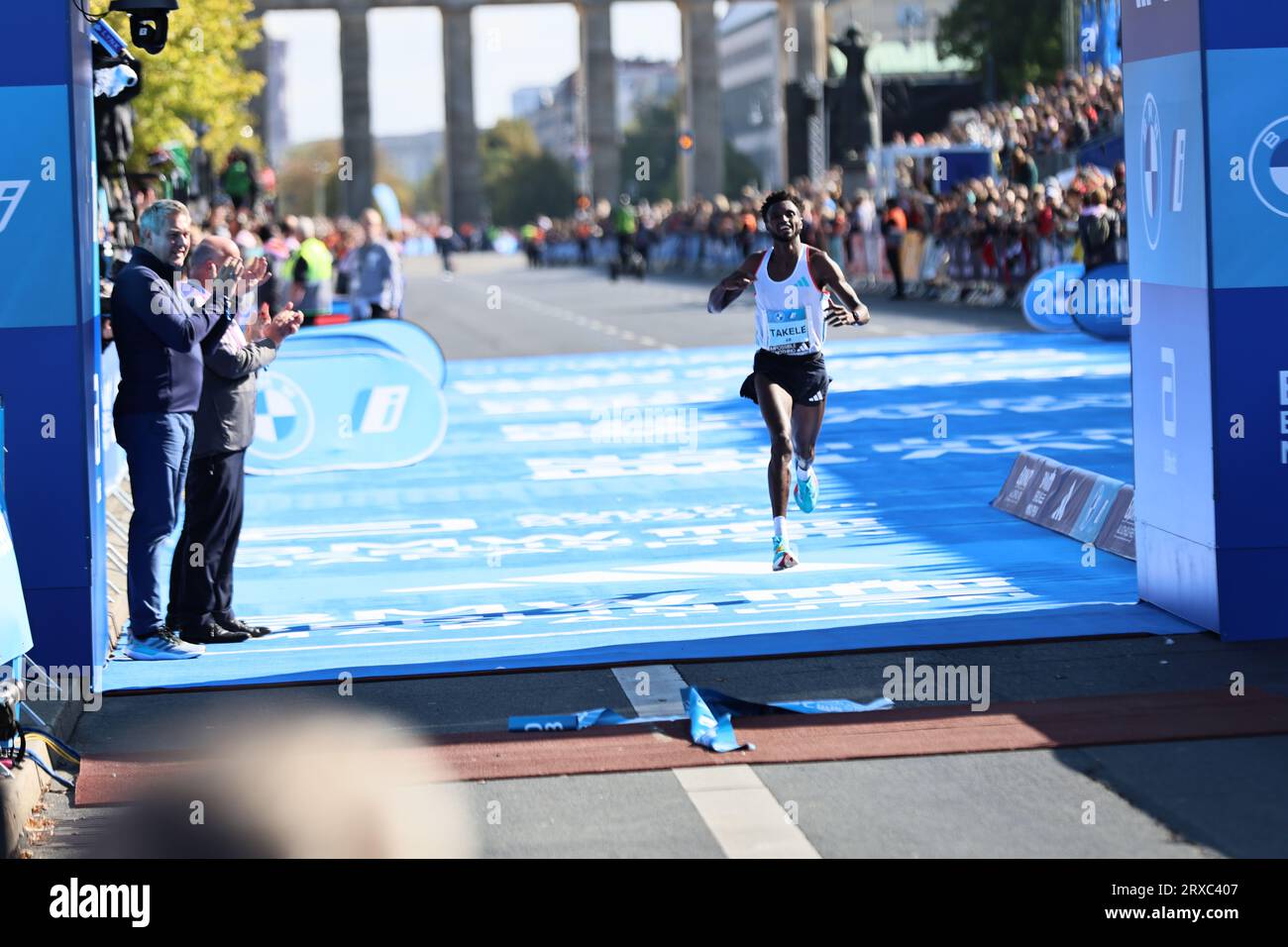 Berlino, Germania. 24/09/2023, Berlino, Germania, Tadese Takele dopo il traguardo. Eliud Kipchoge dal Kenya vince la 49a Maratona di Berlino in 2:02:42 Stunden Hours. Il secondo posto è andato al Vincent Kipkemoi dal Kenya con 2:03:13 ore e il terzo posto è stato vinto dall'Etiopia Tadese Takele con 02:03:24 ore. Sven Sstruck / Alamy Live News Foto Stock
