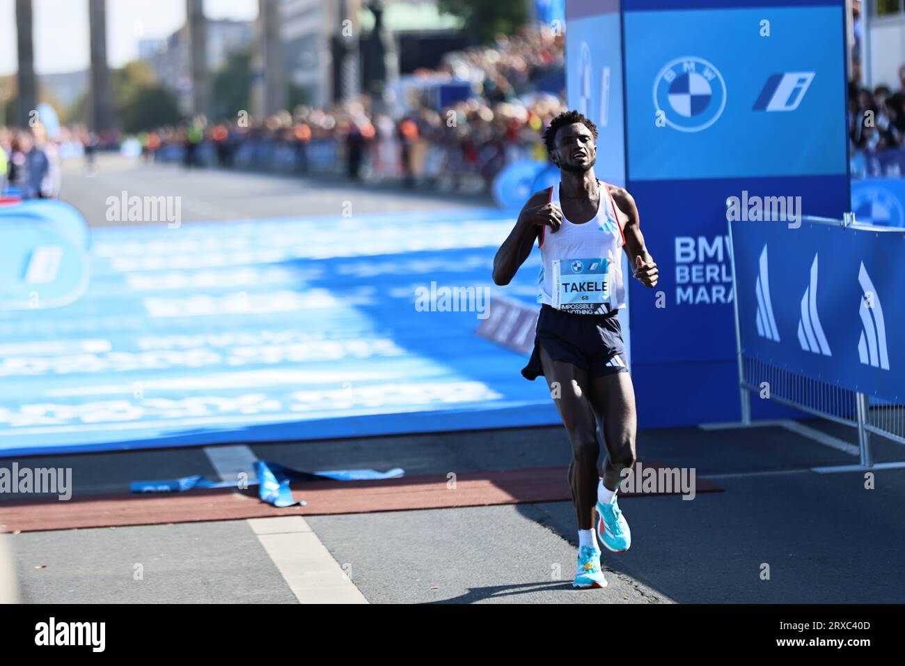 Berlino, Germania. 24/09/2023, Berlino, Germania, Tadese Takele dopo il traguardo. Eliud Kipchoge dal Kenya vince la 49a Maratona di Berlino in 2:02:42 Stunden Hours. Il secondo posto è andato al Vincent Kipkemoi dal Kenya con 2:03:13 ore e il terzo posto è stato vinto dall'Etiopia Tadese Takele con 02:03:24 ore. Sven Sstruck / Alamy Live News Foto Stock