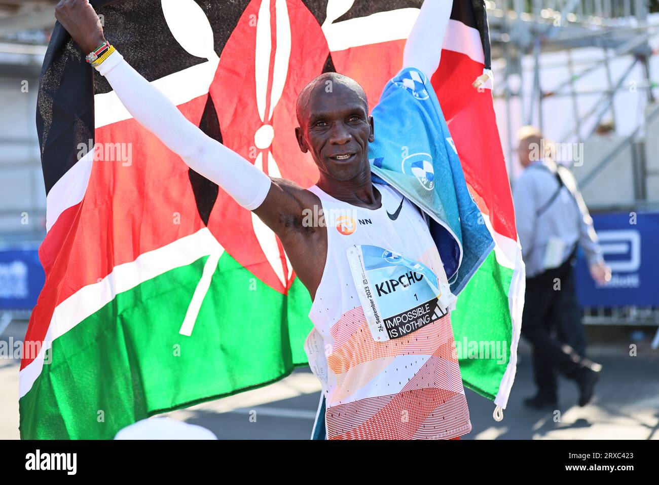 Berlino, Germania. 24/09/2023, Berlino, Germania, Eliud Kipchoge dopo il traguardo. Eliud Kipchoge dal Kenya vince la 49a Maratona di Berlino in 2:02:42 Stunden Hours. Il secondo posto è andato al Vincent Kipkemoi dal Kenya con 2:03:13 ore e il terzo posto è stato vinto dall'Etiopia Tadese Takele con 02:03:24 ore. Sven Sstruck / Alamy Live News Foto Stock