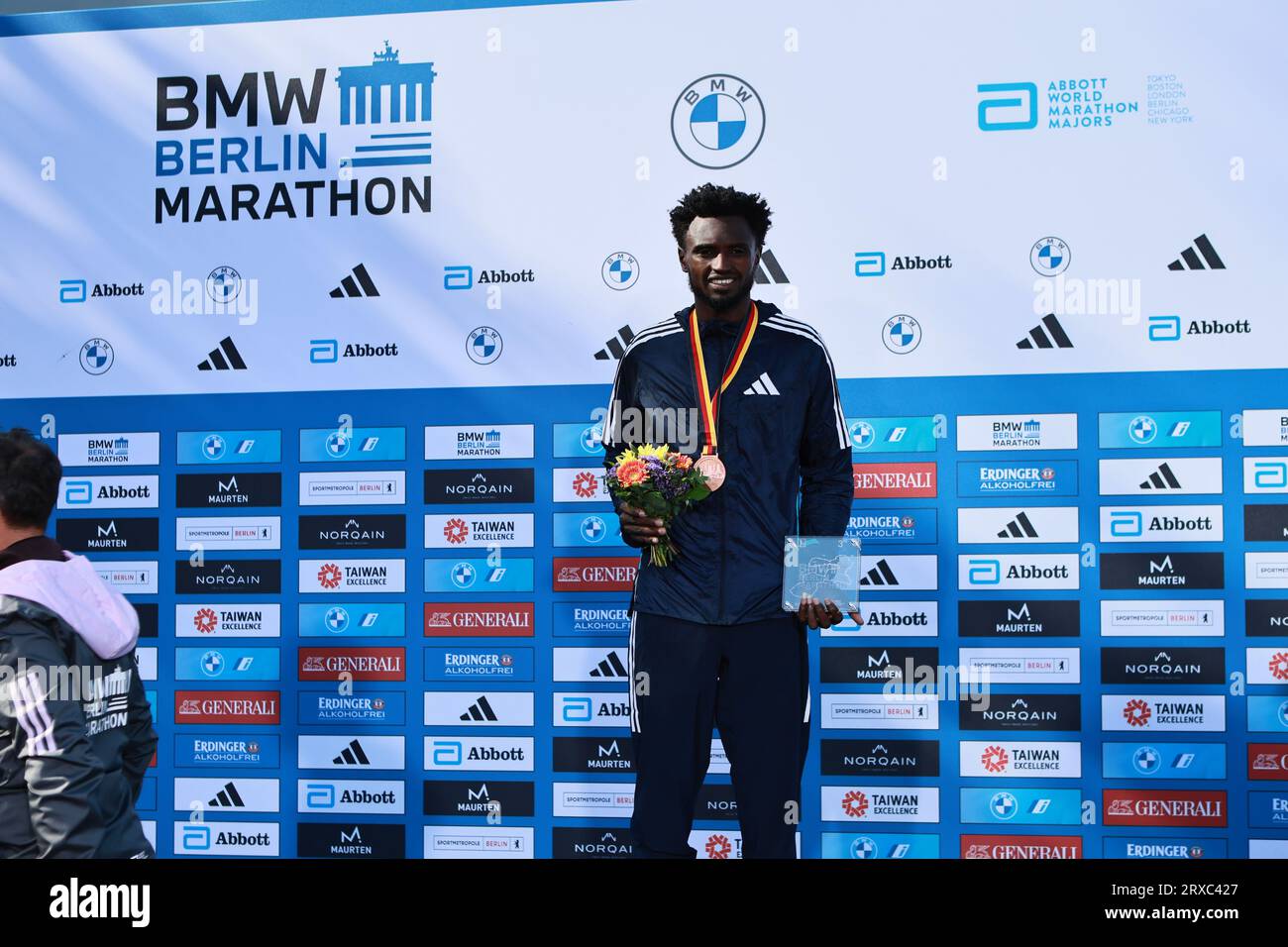 Berlino, Germania. 24/09/2023, Berlino, Germania, Tadese Takele alla cerimonia di premiazione. Eliud Kipchoge dal Kenya vince la 49a Maratona di Berlino in 2:02:42 Stunden Hours. Il secondo posto è andato al Vincent Kipkemoi dal Kenya con 2:03:13 ore e il terzo posto è stato vinto dall'Etiopia Tadese Takele con 02:03:24 ore. Sven Sstruck / Alamy Live News Foto Stock