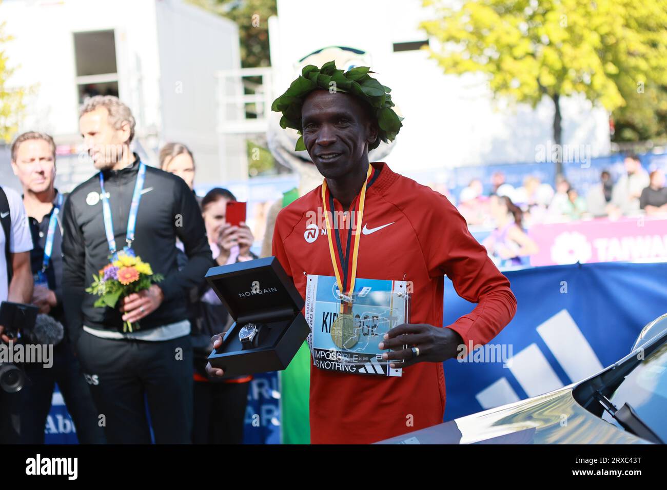 Berlino, Germania. 24/09/2023, Berlino, Eliud Kipchoge alla cerimonia di premiazione. Eliud Kipchoge dal Kenya vince la 49a Maratona di Berlino in 2:02:42 Stunden Hours. Il secondo posto è andato al Vincent Kipkemoi dal Kenya con 2:03:13 ore e il terzo posto è stato vinto dall'Etiopia Tadese Takele con 02:03:24 ore. Sven Sstruck / Alamy Live News Foto Stock