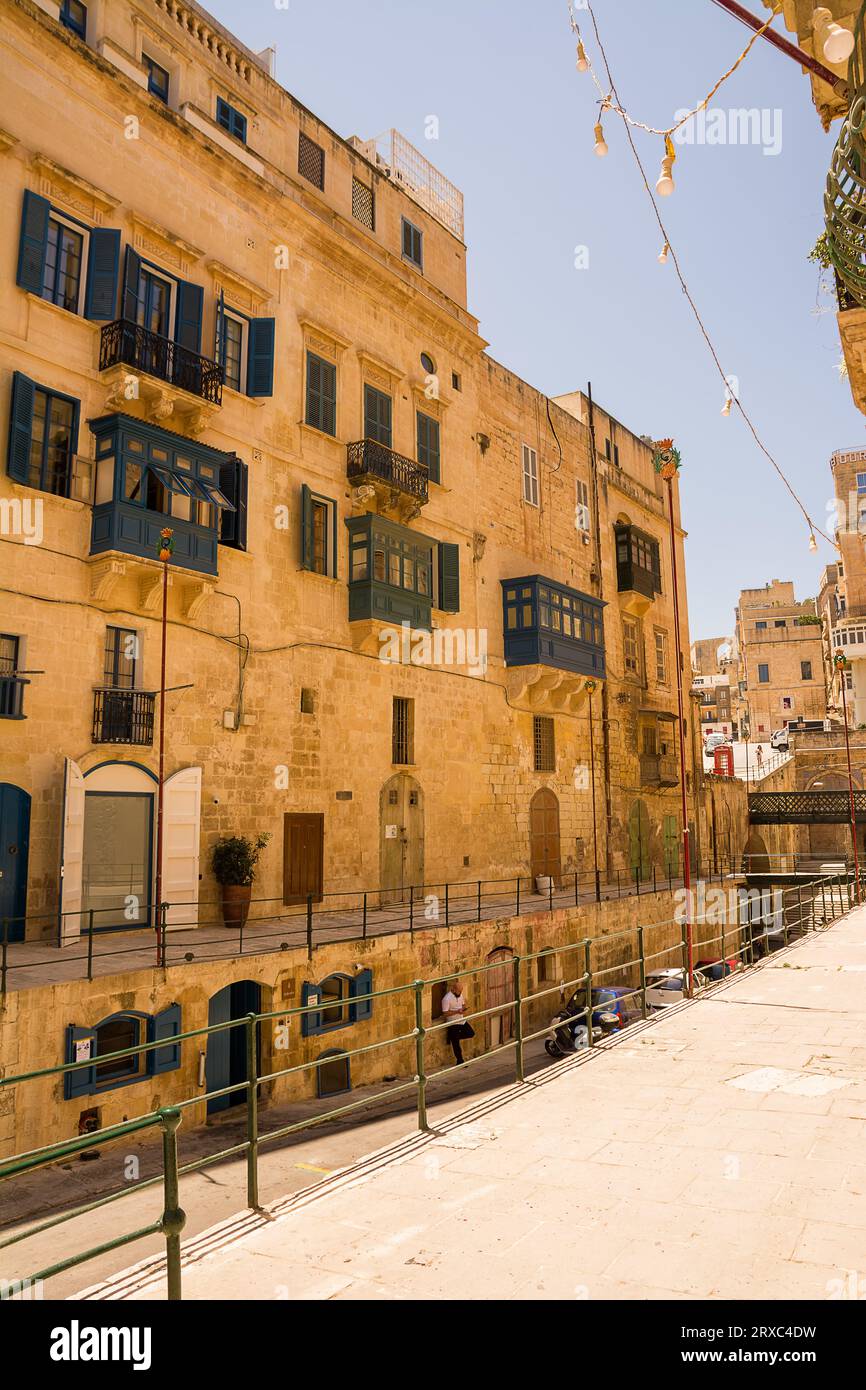 La Valletta, Malta - 17 giugno 2023: Gallarija, i tipici balconi blu chiusi a la Valletta, Malta Foto Stock