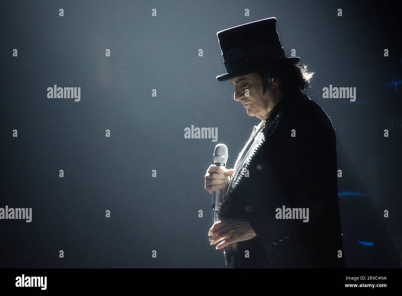 Renato Zero dal vivo sul palco, cantante italiano, durante il concerto "Zero a Zero" a Firenze, marzo 2022 Foto Stock