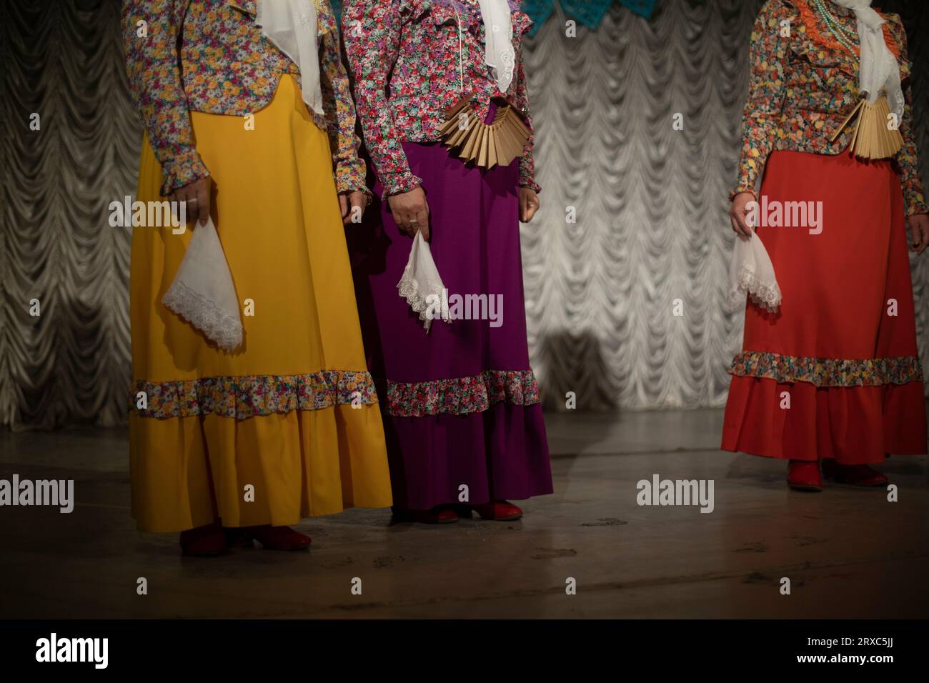 Costumi popolari. Le donne si esibiscono sul palco. Gruppo folcloristico. Splendidi abiti in stile slavo. Foto Stock