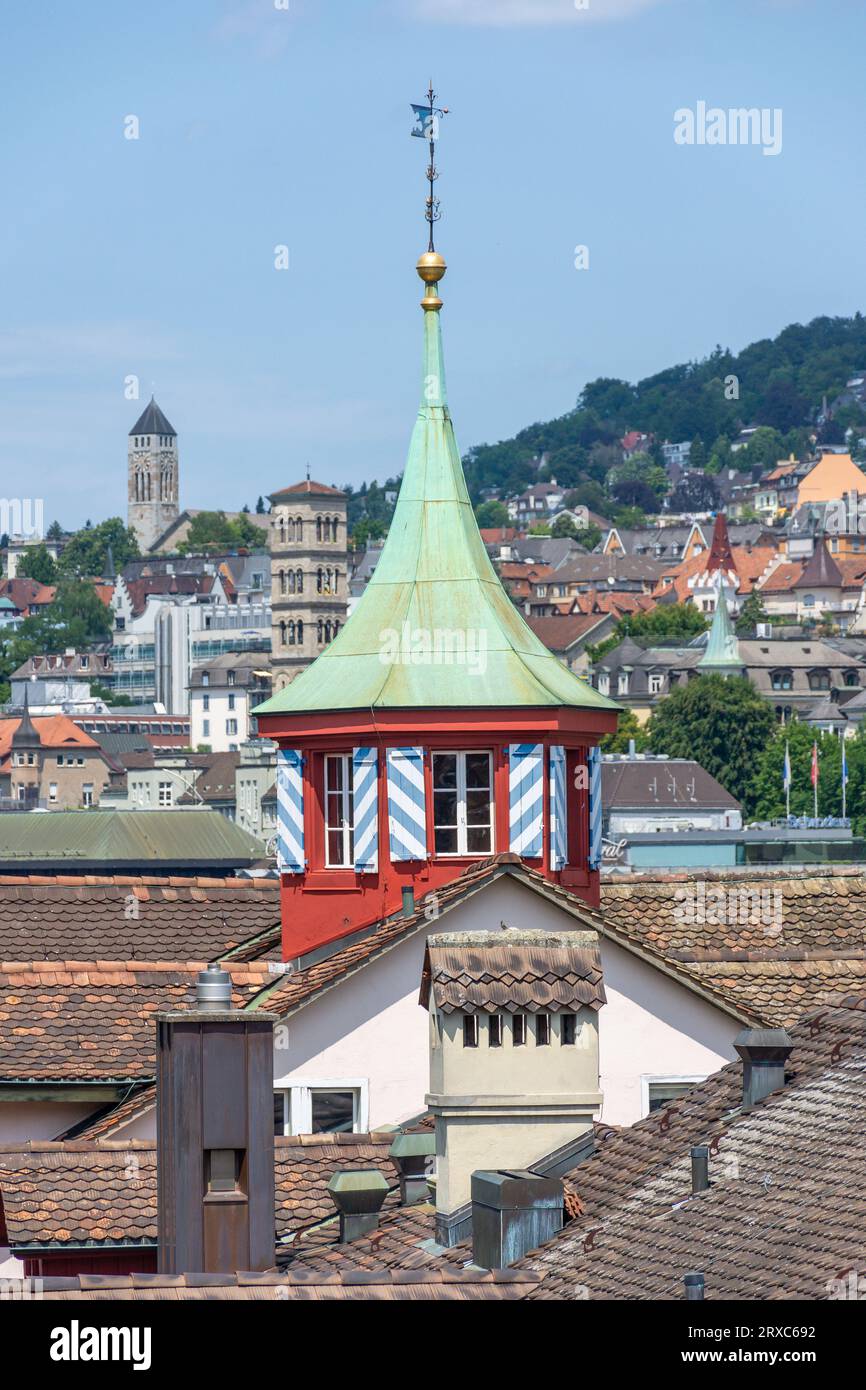 Vista dei tetti dell'Altstadt (città vecchia) dal belvedere Lindenhof, città di Zürich, Zürich, Svizzera Foto Stock