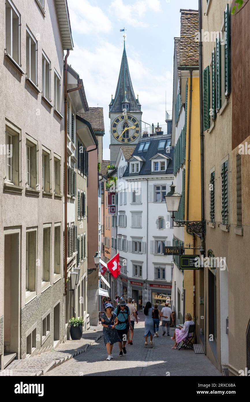 Stretta strada che mostra la torre della chiesa di San Pietro, Pfalzgasse, la città vecchia di Altstadt, la città di Zürich, Zürich, Svizzera Foto Stock