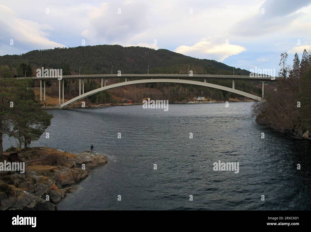 Skodjebruene/i ponti Skodje (1922-2004) che attraversano il Ellingsøyfjord Ålesund, Norvegia. Cemento moderno, Straumsbrua sostituisce le vecchie meraviglie Foto Stock