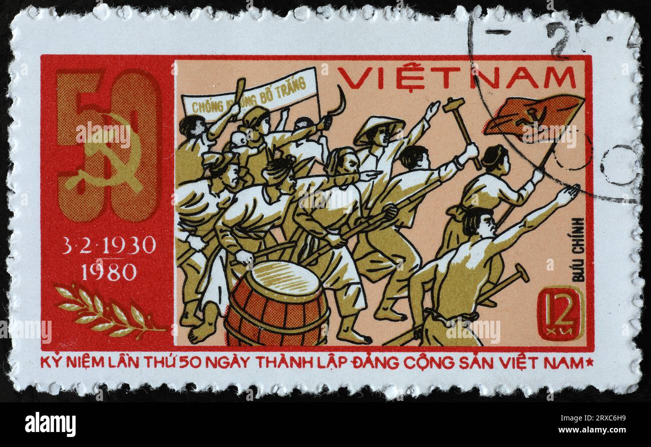 Propaganda comunista su francobollo vietnamita Foto Stock