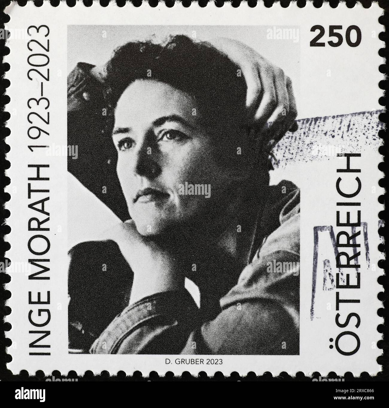 La fotografa Inge Morath con francobollo austriaco Foto Stock